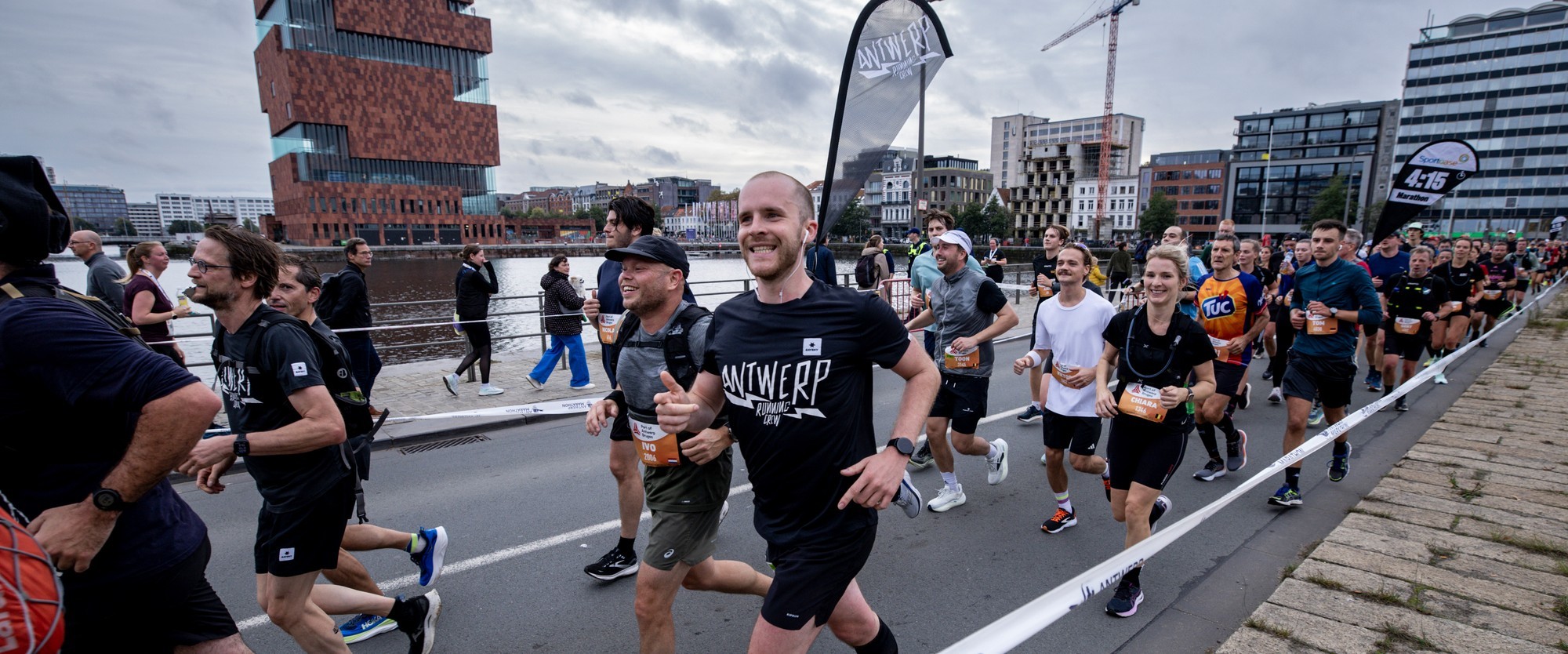 deelnemers aan marathon met zicht op het MAS deelnemers aan marathon met zicht op het MAS